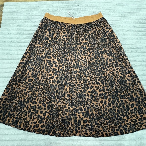 KOJOOIN Leopard Print Pleated Midi Skirt - Picture 3 of 8